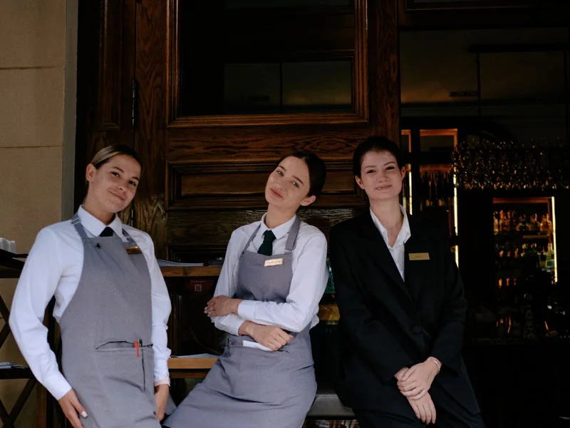 Équipe de restaurant en tenue de service, illustration de l'article sur le secteur qui recrute