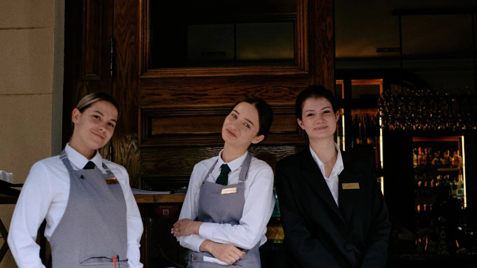 Équipe de restaurant en tenue de service, secteur de l'hôtellerie-restauration qui recrute en alternance