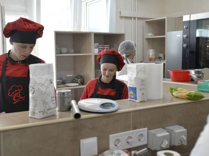 Deux apprentis en toque et tablier de cuisine, illustration de l'article sur le salaire des apprentis
