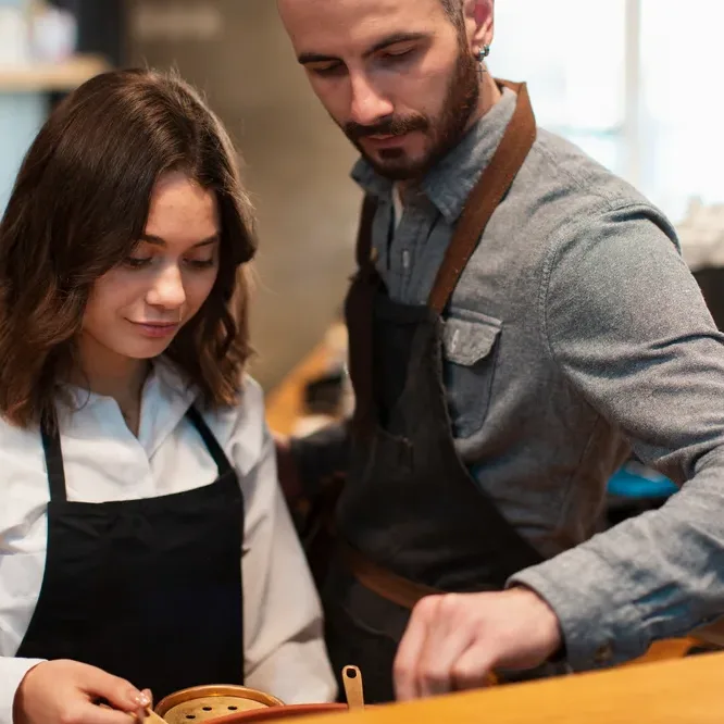 Chef d'entreprise et apprenant en cuisine professionnelle
