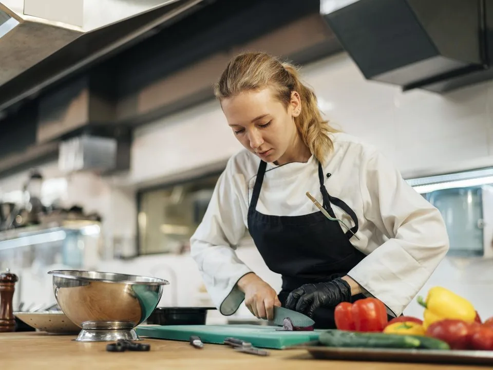 Apprenant préparant un plat, formation CAP Cuisine