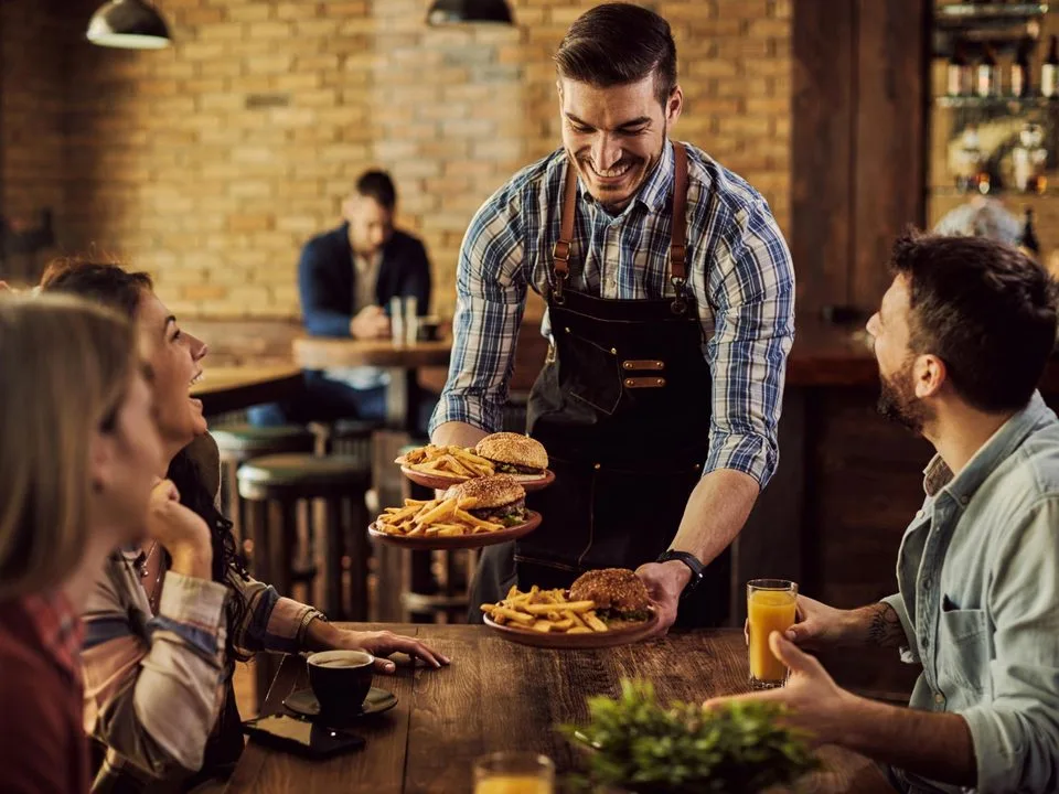 Apprenant en salle de restaurant, formation employé polyvalent en restauration