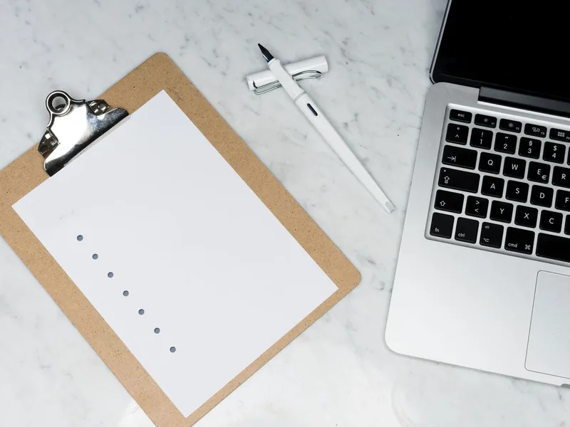 CV posé sur une table avec un stylo, illustration de l'article sur la réussite du CV en restauration