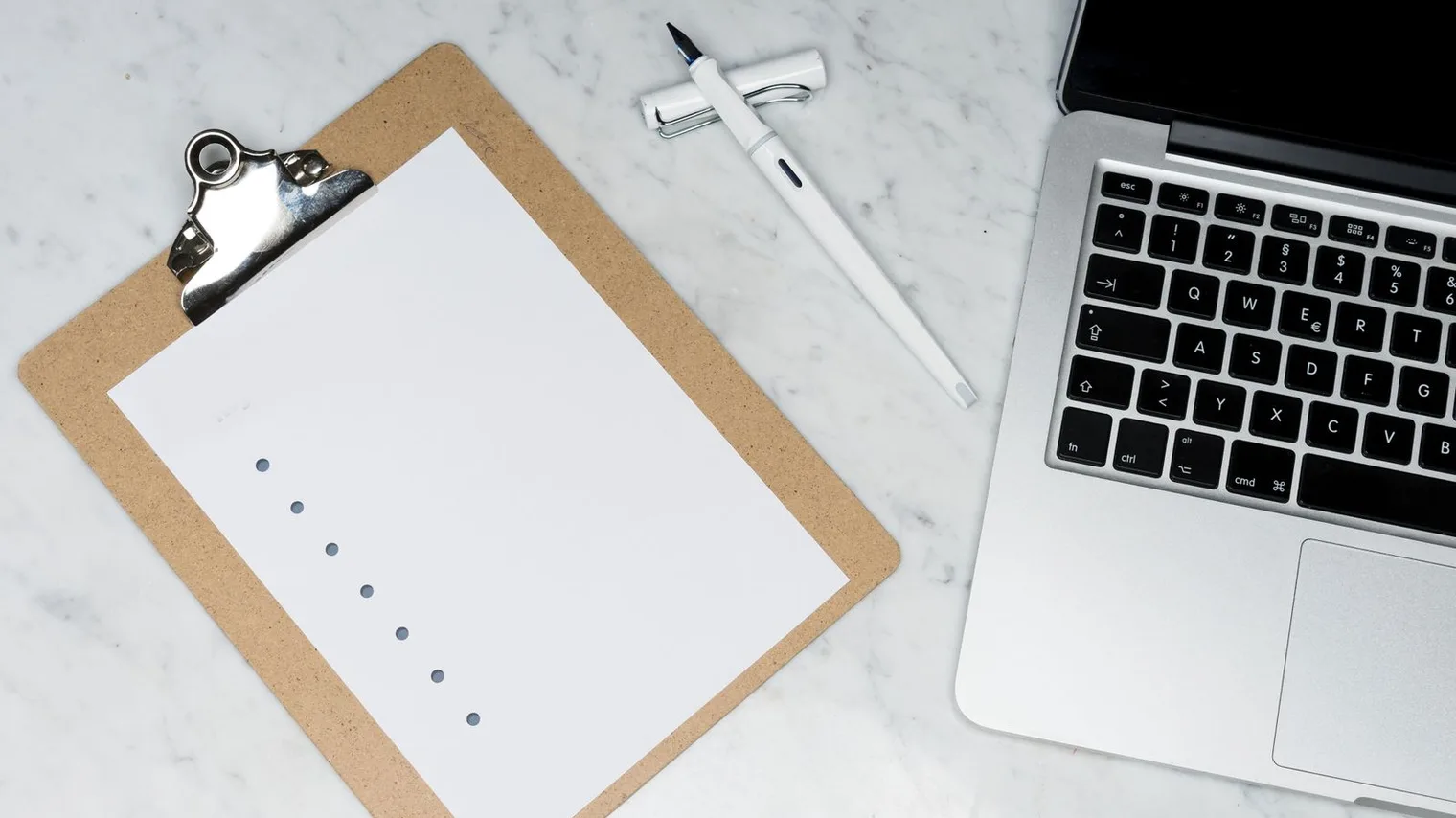 CV posé sur une table avec un stylo, préparation d'une candidature en restauration
