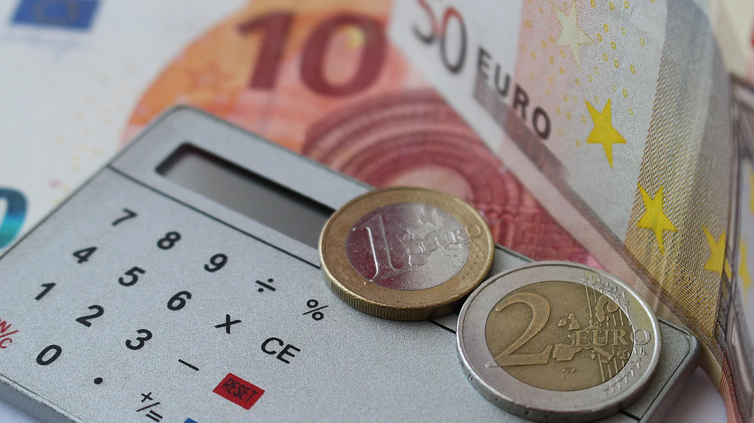 Calculatrice, billets et pièces en euros, simulation de salaire d'apprenti